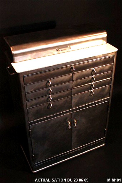Beau meuble de dentiste "Streamline", vers 1950, 9 tiroirs, 2 portes, abattant cylindre, m�tal bross�, jolies poign�es en chrome, opaline blanche.