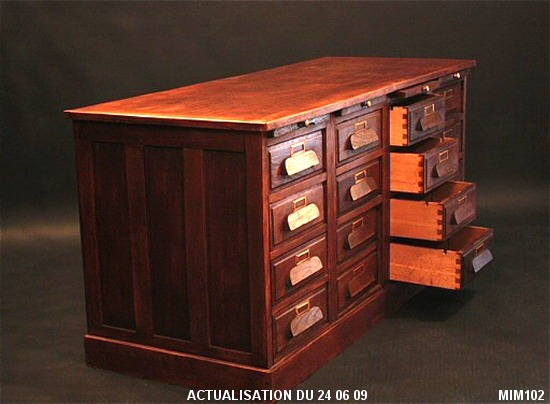 Joli meuble de m�tier (quincaillerie) vers 1940, 16 tiroirs, 4 tablettes coulissantes, boutons et portes-�tiquettes laiton, ch�ne massif.
