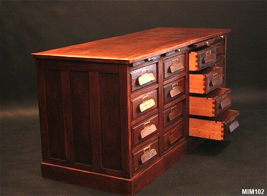 Joli meuble de mtier (quincaillerie) vers 1940, 16 tiroirs, 4 tablettes coulissantes, boutons et portes-tiquettes laiton, chne massif.