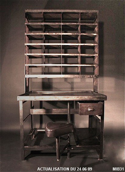 Bureau de tri postal, vers 1950, casiers ajour�s en partie haute pouvant stocker des documents administratifs (21 x 29,7) et coulissants sur rail, finition m�tal graphite, si�ge en cuir.