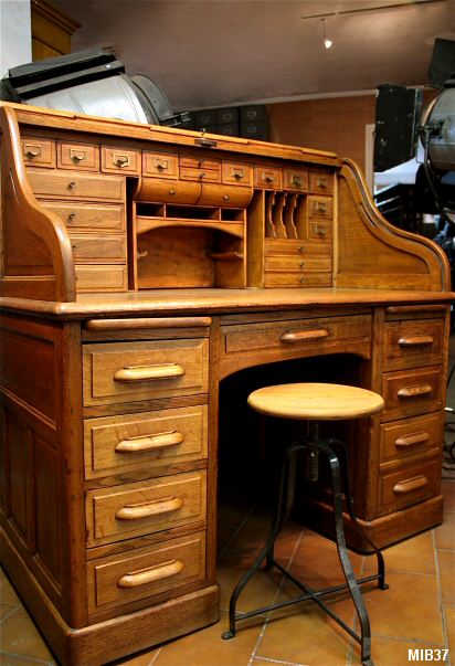 Bureau  cylindre de type dos d'ne vers 1930, de marque "STANDARD", rideau coulissant, 9 tiroirs, 2 tablettes; intrieur 2 tiroirs, nombreuses tagres; chne massif, coloris miel.