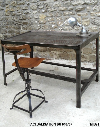 Table / bureau en m�tal et t�le perfor�e avec entretoise et repose pieds, origine tri postal fran�ais vers 1950 ; tr�s bel effets de transparence pour un mobilier industriel en acier brut ; existe en m�tal bross� ou patin� noir