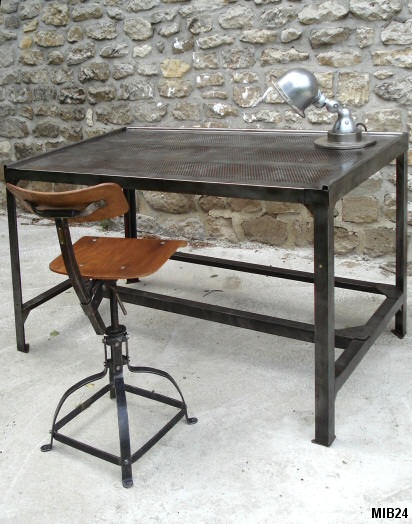 Table / bureau en mtal et tle perfore avec entretoise et repose pieds, origine tri postal franais vers 1950 ; trs bel effets de transparence pour un mobilier industriel en acier brut ; existe en mtal bross ou patin noir