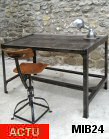 Table / bureau en mtal et tle perfore avec entretoise et repose pieds, origine tri postal franais vers 1950 ; trs bel effets de transparence pour un mobilier industriel en acier brut ; existe en mtal bross ou patin noir