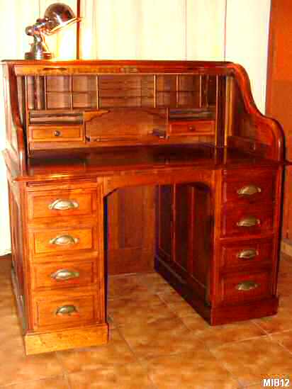 Bureau  cylindre de type dos d'ne vers 1930 de marque FRANCO AMERICAIN, rideau coulissant, 8 tiroirs, 2 tablettes, intrieur noyer, 2 tiroirs, nombreuses tagres. Corps noyer massif. Poignes fonte.