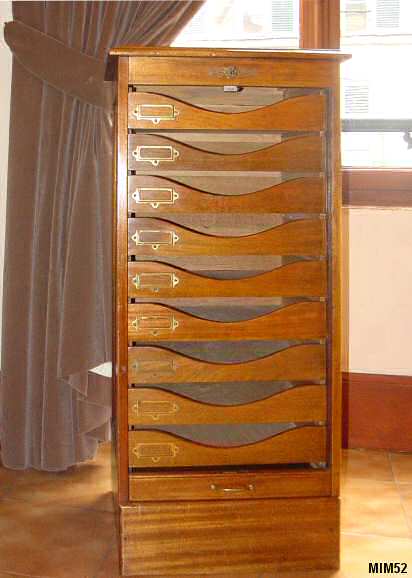 Meuble anglais vers 1930, très belle facture, 8 tiroirs vitrés, idéal pour rangement lingerie ou petit meuble de salle d'eau, acajou, poignées laiton.