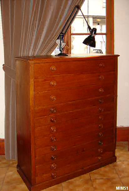 Meuble d'architecte vers 1940, 11 tiroirs de différentes tailles, chêne massif, poignées en bois, façon "Louis Philippe"