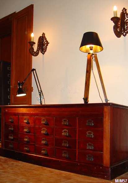 Meuble de métier d'apothicaire, meuble d'origine américaine, vers 1920, 20 tiroirs, belles poignées, portes étiquettes en fonte ouvragée; coloris: acajou.