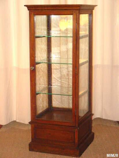 Meuble "Vitrine"?vers 1920, verres souffls, trois tagres, chne massif, trs belle facture.