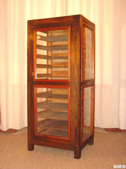 Armoire vitre, ancien meuble d'imprimerie, nombreuses tagres coulissantes. Possibilit de rangement: bouteilles, garde manger, serviettes de bain.