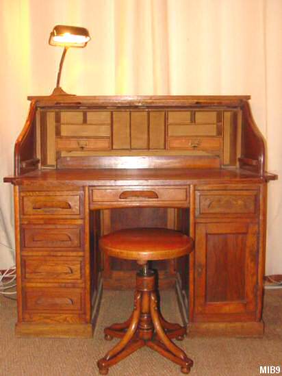 Bureau  cylindre de type dos d'ane vers 1940, rideau coulissant, 6 tiroirs, une porte, 2 tablettes, intrieur chne clair, 2 tiroirs, nombreuses tagres. Corps chne massif, plan de travail coulisssant. Poignes fonte.