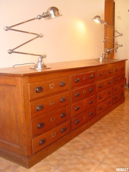 Meuble de mercerie vers 1925, 16 tiroirs, belles poignées coquille en fonte, très beau meuble chevillé en chêne massif