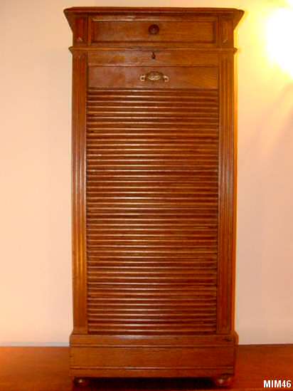 Classeur à rideau vers 1930, plateau nez de corbin, petit tiroir partie haute, chêne moyen.