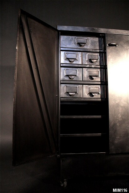 Petit meuble 2 portes sur roulettes de marque EUROPE MACHINES vers 1960, intrieur 13 tiroirs, 2 tagres, mtal graphite.
