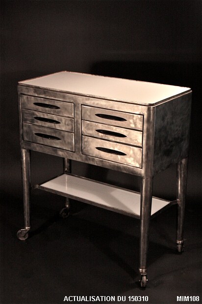 Meuble de dentiste sur roulettes, vers 1950, 6 tiroirs, 2 tablettes en opaline blanche, poign�es en bak�lite, m�tal bross�.