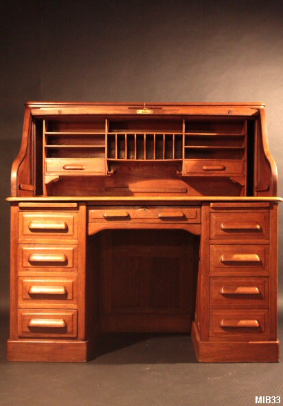 Bureau  cylindre de type dos d'ne vers 1930, de marque "STANDARD", rideau coulissant, 9 tiroirs, 2 tablettes; intrieur 2 tiroirs, nombreuses tagres; chne massif, coloris miel.