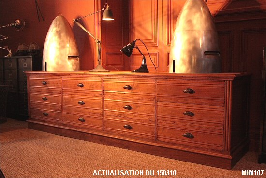 Joli meuble de m�tier vers 1930, 12 tiroirs, poign�es coquilles ouvrag�es, ch�ne massif