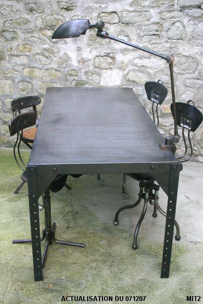 Table de type industriel, en acier brut, joli d�tail d'assemblage: �querre boulonn�e, pi�tement ajour�, id�al pour table de cuisine ou bureau.