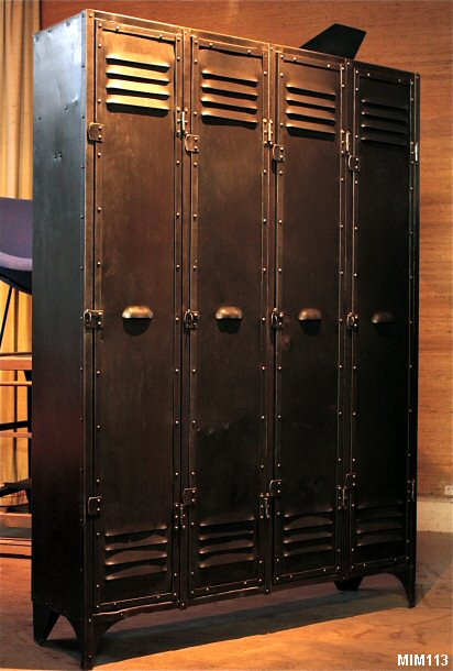 Beau modle de vestiaire quatre portes vers 1920, entirement rivet, poignes coquille, joli dtail de pitement, mtal brut, coloris graphite.