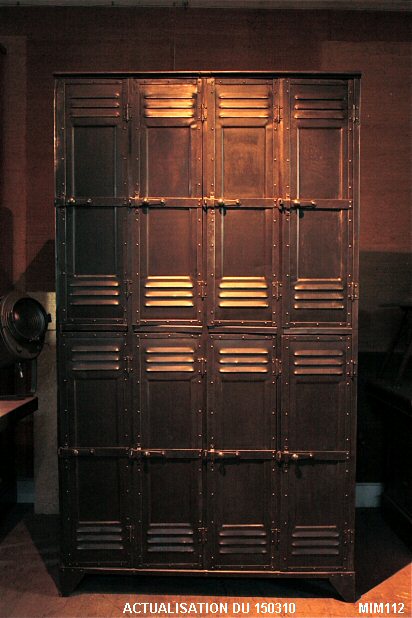 Grand vestiaire huit portes, vers 1920, mod�le d'exception enti�rement rivet�, acier brut, belle patine, coloris graphite.