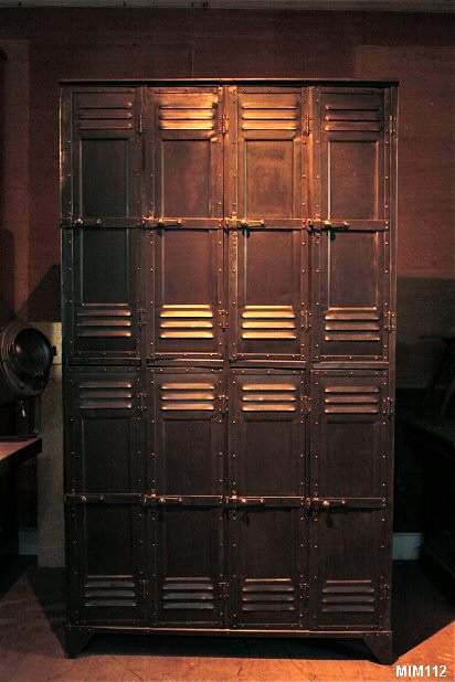 Grand vestiaire huit portes, vers 1920, modle d'exception entirement rivet, acier brut, belle patine, coloris graphite.