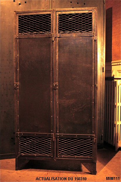 Petit vestiaire deux portes vers 1920, enti�rement rivet�, acier brut et m�tal d�ploy�