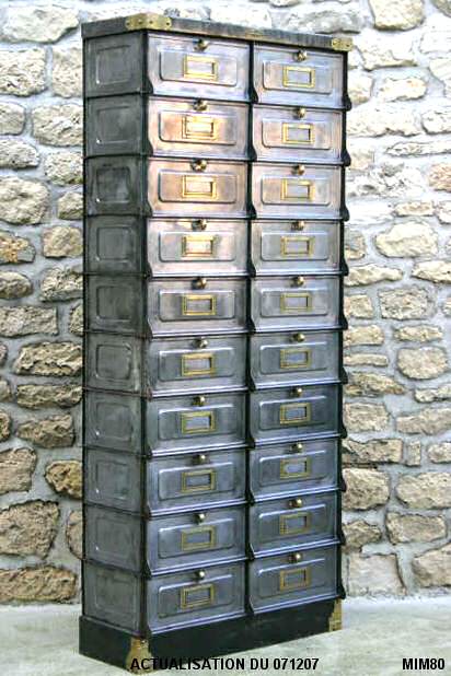 Classeur en m�tal des forges de Strasbourg , vers 1940, compos� de 20 portillons, joli d�tail de quincaillerie en laiton, estampill� "STRAFOR" sur chaque porte �tiquette, m�tal bross�.