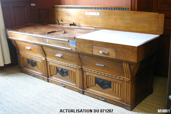 Billot de boucher, joli mod�le vers 1930, � soubassement galb�, trois trappes � d�chets, trois tiroirs, un petit tiroir et un plan en marbre pour la pr�paration, cr�dence � d�cor Art D�co, h�tre massif, plan de travail en bois debout (charme).