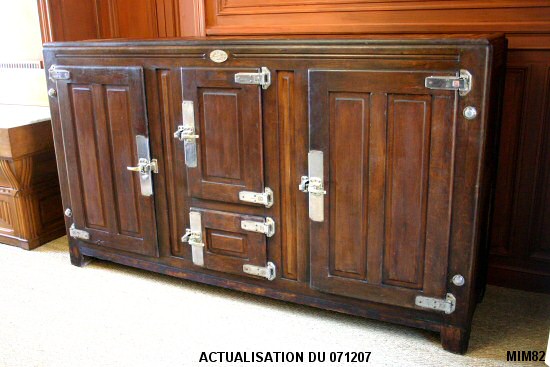 Mod�le d'armoire frigorifique, belle facture vers 1950, quatre portes panneaut�es, structure et portes en ch�ne massif, dispositif int�rieur isotherme, tr�s belles poign�es en m�tal chrom� typique � ces meubles, id�al en garde manger.