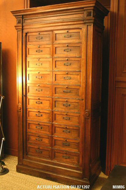 Classeur de notaire fin XIX� d�but XX�, meuble de caract�re, ouvrag�, 20 portillons, verrouillage des clapets sur les c�t�s, porte �tiquettes et poign�es laiton, ch�ne massif.