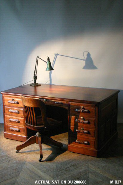 Bureau � caissons vers 1930, mod�le exceptionnel, belles poign�es ouvrag�es, 2 tablettes, 8 tiroirs , verrouillage&nbsp;, acajou verni.