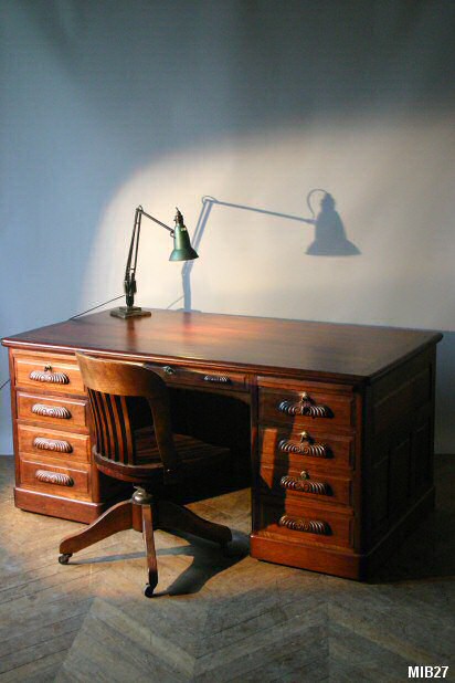 Bureau  caissons vers 1930, modle exceptionnel, belles poignes ouvrages, 2 tablettes, 8 tiroirs , verrouillage , acajou verni.