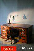 Bureau  caissons vers 1930, modle exceptionnel, belles poignes ouvrages, 2 tablettes, 8 tiroirs , verrouillage , acajou verni.