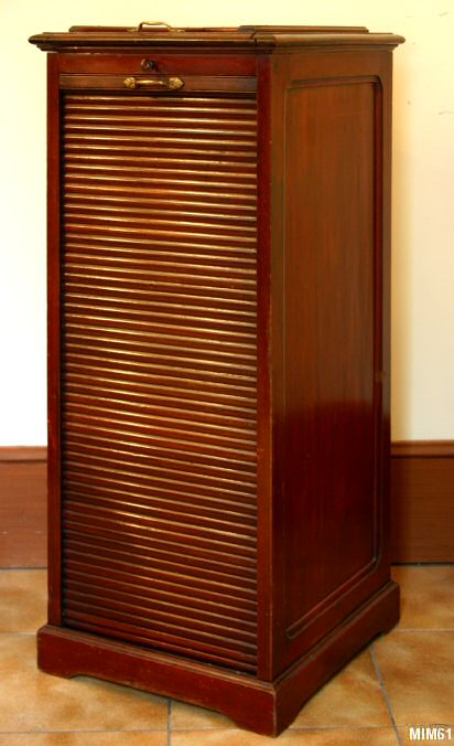 Classeur à rideau vers 1930, plateau nez de corbin, écritoire coulissant, étagères intérieur à poignée laiton acajou vernis.
