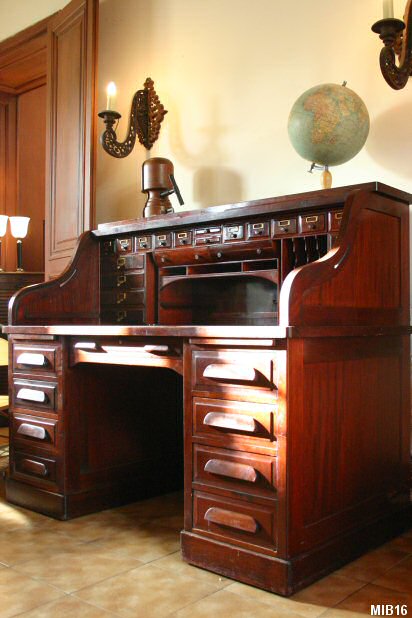 Bureau  cylindre de type dos d'ne vers 1930, modle exceptionnel, de marque "STANDARD", rideau coulissant, 24 tiroirs intrieurs, 2 tablettes; 8 tiroirs extrieurs, verrouillage automatique; acajou vernis.