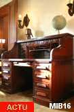 Bureau  cylindre de type dos d'ne vers 1930, modle exceptionnel, de marque "STANDARD", rideau coulissant, 24 tiroirs intrieurs, 2 tablettes; 8 tiroirs extrieurs, verrouillage automatique; acajou vernis.