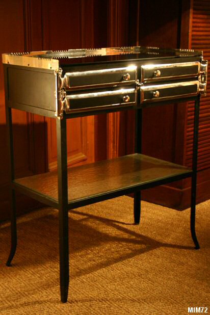 Jolie console de dentiste vers 1950, mtal laqu noir et chrmes, opaline noire et verre clair.