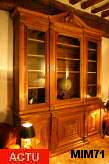 Biblioth�que double corps, fin XIX�, ancien meuble fa�on apothicaire, trois ventaux vitr�s dans la partie haute (verre souffl�) et trois portes partie basse, nombreux ornements; l'ensemble est en noyer massif non teint�.
