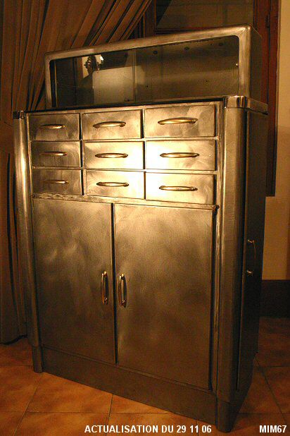 Meuble en m�tal vers 1950, "cabinet dentaire", d�cap�, bross�, aspect brut, 6 tiroirs, 5 portes dont 2 vitr�es, tablette opaline noire; id�al pour salle de bain.