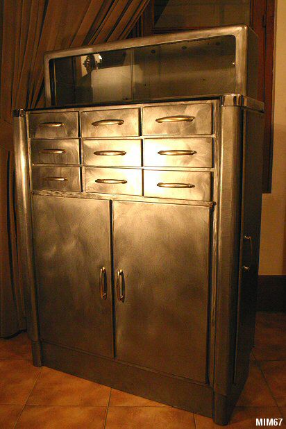 Meuble en métal vers 1950, "cabinet dentaire", décapé, brossé, aspect brut, 6 tiroirs, 5 portes dont 2 vitrées, tablette opaline noire; idéal pour salle de bain.