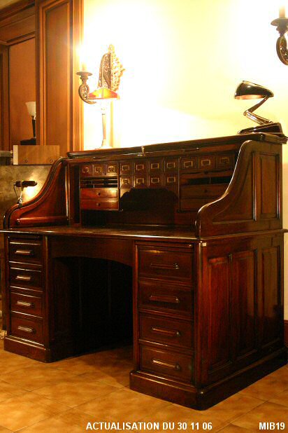 Bureau � cylindre de type dos d'�ne vers 1930, mod�le exceptionnel, de marque "STANDARD", rideau coulissant, 18 tiroirs int�rieurs partie haute, 2 tablettes; 8 tiroirs ext�rieurs, verrouillage automatique; acajou vernis.
