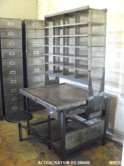 Bureau de tri postal, vers 1950, casiers ajour�s en partie haute pouvant stocker des documents administratifs (21 x 29,7) et coulissants sur un rail.