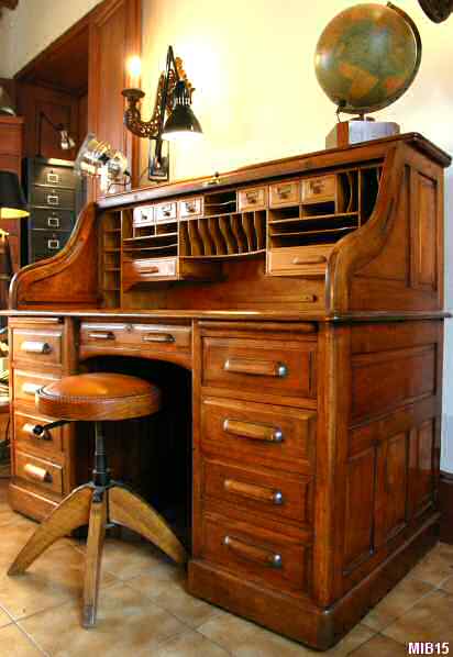 Bureau à cylindre de type dos d'âne vers 1930, de marque "STANDARD", rideau coulissant, 9 tiroirs, 2 tablettes; intérieur en bois fruitier, 8 tiroirs plus de nombreuses étagères; noyer doré, massif