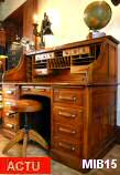 Bureau  cylindre de type dos d'ne vers 1930, de marque "STANDARD", rideau coulissant, 9 tiroirs, 2 tablettes; intrieur en bois fruitier, 8 tiroirs plus de nombreuses tagres; noyer dor, massif.