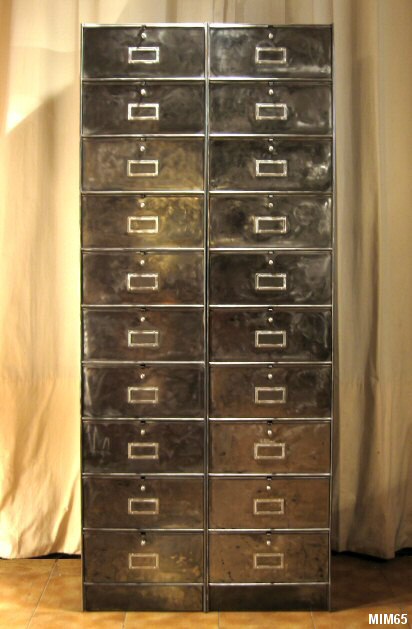 Classeur en métal brut de marque "RONEO", métal brossé, vers 1950, 18 portillons, poignées et portes étiquettes en aluminium.