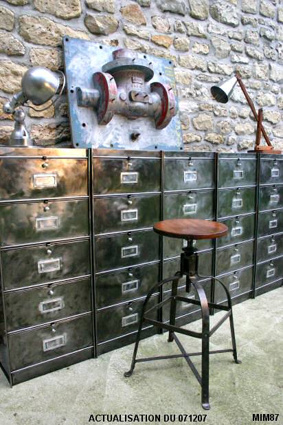 Ensemble de meuble bas RONEO vers 1950, compos� de cinq modules viss�s entre eux, 25 portillons, acier brut bross�.