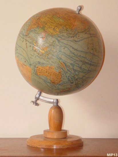 Mappemonde vers 1940, globe en carton, piètement 'bobine".