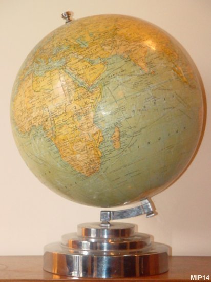 Mappemonde vers 1940, globe en carton, piètement chromé de style Art Déco