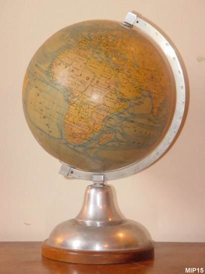 Mappemonde vers 1940, globe en verre, piètement alu et bois.