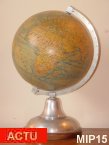 Mappemonde vers 1940, globe en verre, pitement alu et bois.